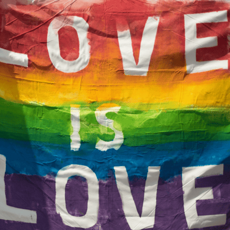 Banner mit "LOVE IS LOVE"