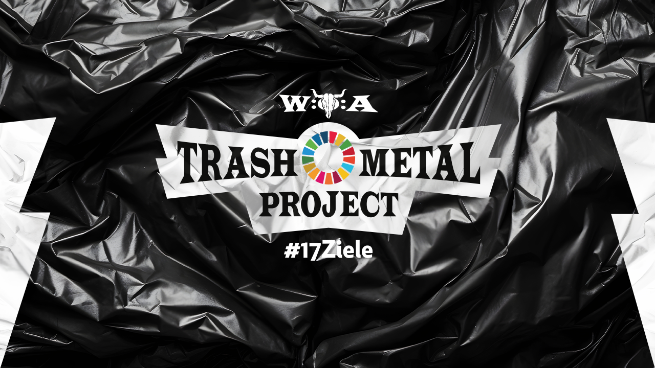 schwarzer Müllbeutelhintergrund mit Trash Metal Project Logo