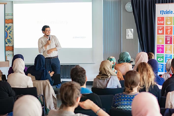 Ali Gümüsay auf der Konferenz „Zahnräder meets #17Ziele" im September 2018.