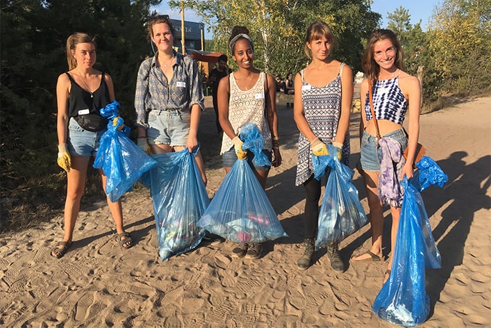 Helferinnen sammeln Müll auf dem Festivalgelände  © Engagement Global