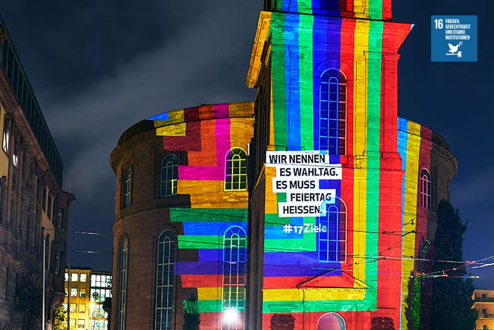 Projektion zu Ziel 16 an der Frankfurter Pauslkirche: Wir nennen es Wahltag. Es muss Feiertag heißen. © Engagement Global/Kolja Schmidt