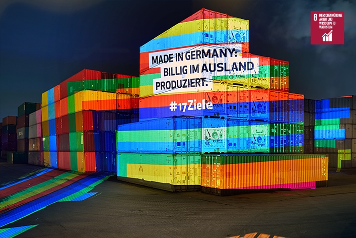 Projektion zu Ziel 8 an Überseecontainern: Made in Germany: Billig im Ausland produziert. © Engagement Global/Kolja Schmidt