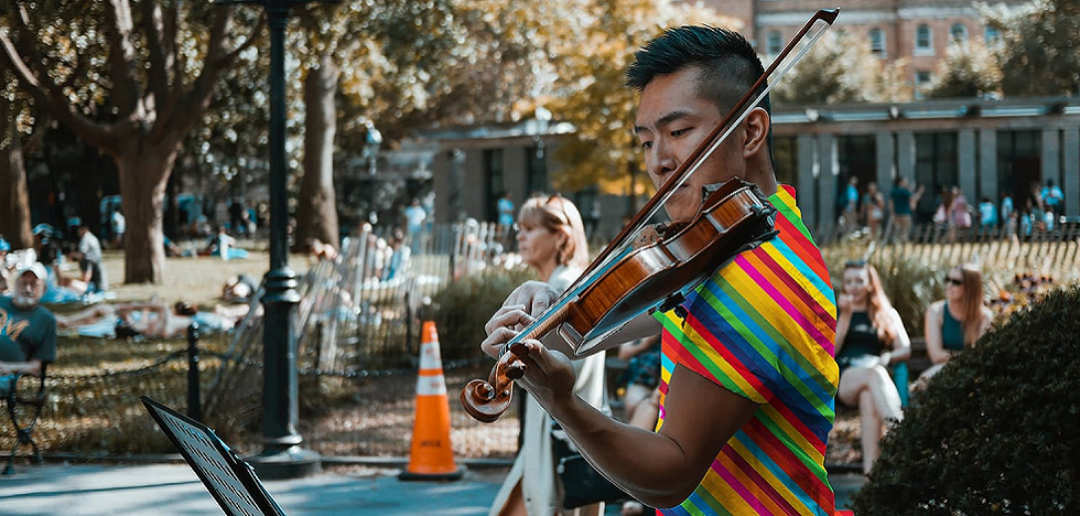Ein Mann spielt Geige in einem Park